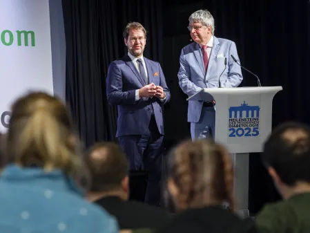 Moderator Dr. Jens Kröger mit Dr. Tobias Wiesner, Vizepräsident der DDG