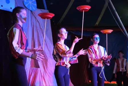 Circus Courage - Zirkus-Camp Zirkusshow am Ende des Camps - drei Kinder balancieren Teller