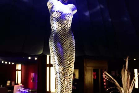 Gala 2016 Goldene Figur mit Brille Gala 2016 Goldene Figur mit Brille