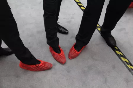 Rote Füße Parlament Abend ZVOS