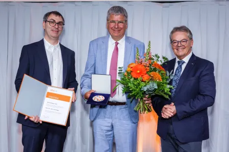 Dr. Jens Kröger erhält 2025 die Ehrenmedaille der DDG Dr. Jens Kröger erhält 2025 die Ehrenmedaille der DDG