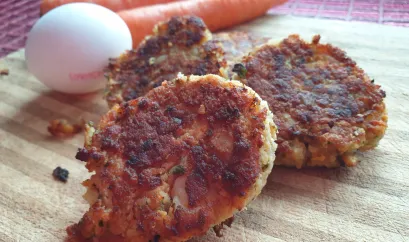 Die Kartoffel-Karotten-Pl&auml;tzchen sehen aus wie klassische Hackfleischfrikadellen