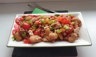Bohnensalat aus weißen Bohnen mit Paprika, Kirschtomaten und Lauchzwiebeln