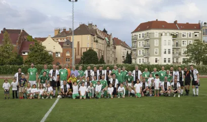 FC Diabetologie vs. FC Bundestag 2025: Gruppenfoto beider Mannschaften mit den Einlaufkindern