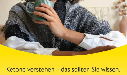 Eine junge Frau mit einer Tasse in der Hand blickt intensiv auf den Tisch vor sich, darunter steht schwar auf gelb: "Ketone verstehen - das sollten Sie wissen"
