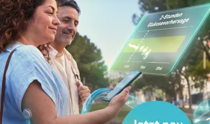Frau und Mann stehen vor futuristischem Bildschirm, der vor ihnen in der Luft zu schweben scheint, dazu der Text "Jetzt neu mit mySugr"