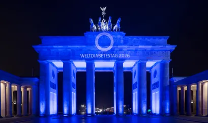 Brandenburger Tor in Blau anl&auml;sslich des Weltdiabetestags 2026