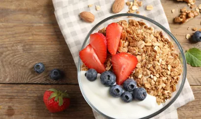 Müsli und Joghurt mit Erdbeeren und Blaubeeren