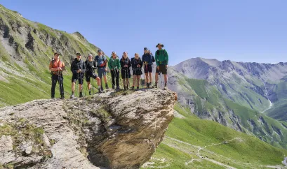 Personen beim Wandern auf einem Berg