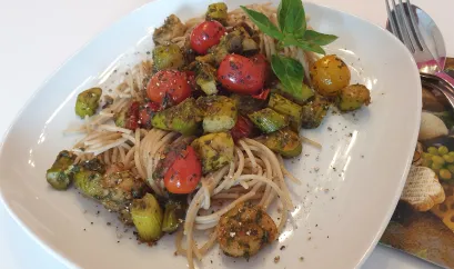 Spaghetti mit gr&uuml;nem Spargel, Garnelen und Kirschtomaten.