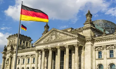 Reichstagsgebäude mit deutscher Flagge