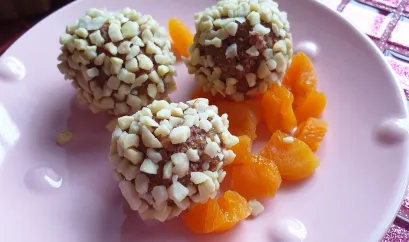 Schokobällchen mit Mandelsplittern und Fruchtstückchen