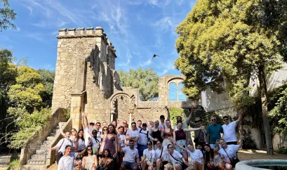 Ein Gruppenbild vor einer alten historischen Ruine