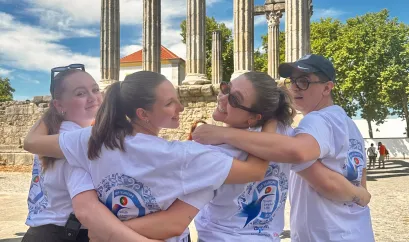 4 Personen vor historischen S&auml;ulen in Evora, Portugal