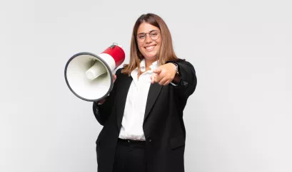 Frau mit Megafon