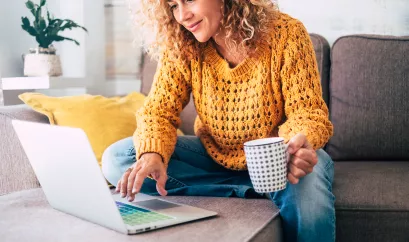 Junge Frau vor dem Laptop