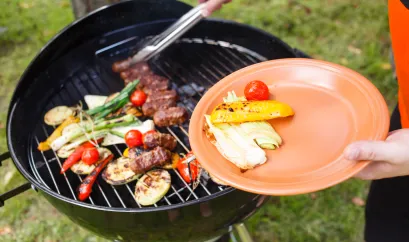 viel verschiedenes Gem&uuml;se und Kebab auf einem Grill