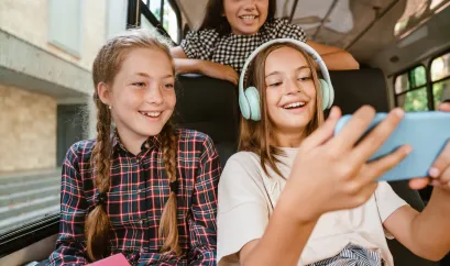 M&auml;dchen mit Handys im Bus 