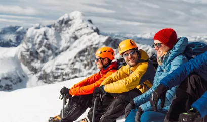 Gruppe junger Menschen im Schnee beim Schneewandern