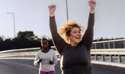 Zwei Frauen, die fr&ouml;hlich joggen