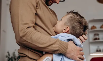 Vater und Sohn umarmen sich 