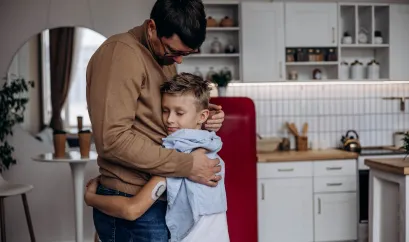 Sohn mit Typ-1-Diabetes umarmt seinen Vater