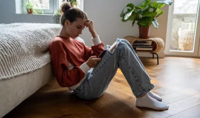 Jugendliche auf dem Boden sitzend und am verzweifeln