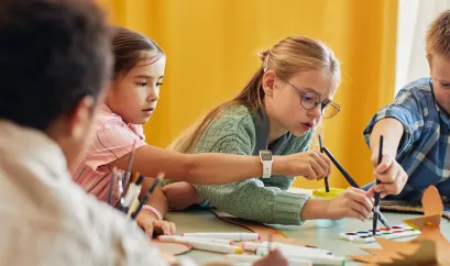 Kinder, die mit einem Pinsel malen