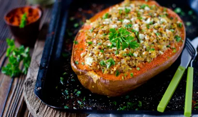 Der mit Quinoa gefüllter Kürbis ist mit Petersilie garniert.