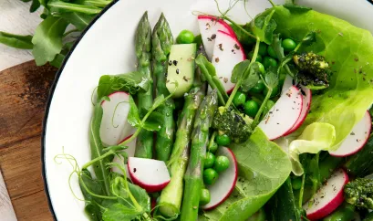 Salat mit gr&uuml;nem Spargel, Radiesschen, Erbsen 