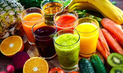 Obst und Gem&uuml;se und daraus gepresste S&auml;fte