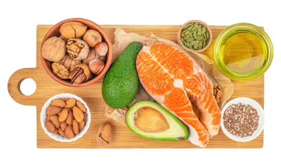 Lebensmittel die viel Fett enthalten wie N&uuml;sse, Avocado, Fisch, Sonnenblumenkerne, Leinsamen und &Ouml;l