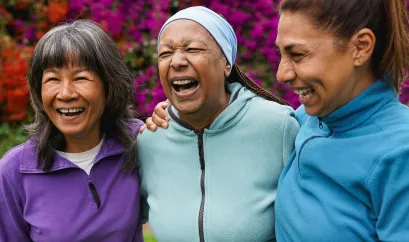 Drei Frauen lachen herzlich