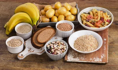 Lebensmittel mit Kohlenhydraten: Bananen, Kartoffeln, Nudeln, Reis, Brot, Getreide, N&uuml;sse, Haferflocken