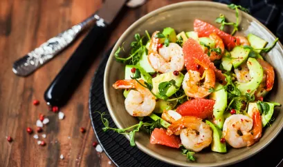 Salat mit Grapefruit, Avocado und Garnelen