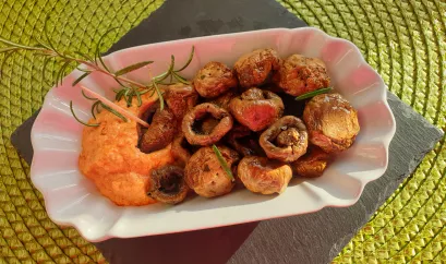 Gebratene Champignons mit Dip, garniert mit Rosmarin.