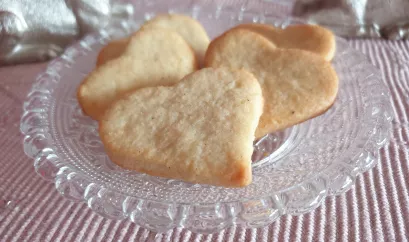 Plätzchen in Herzform auf einer Glasplatte