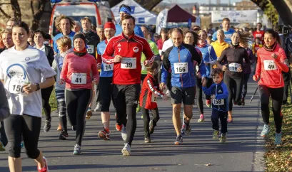 Läufer und Läuferinnen beim Family fun run in Dresden