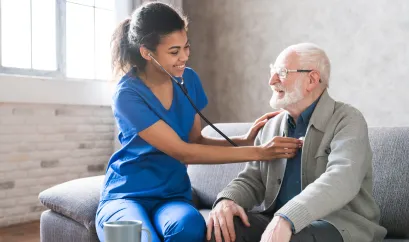 &Auml;lterer Herr wird mit Stethoskop untersucht