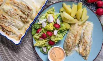 Überbackener Chicorée mit Kartoffeln, Dip und Radieschen 