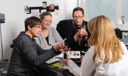 Diabetesberater, Ärztin und Patient mit CGM-System