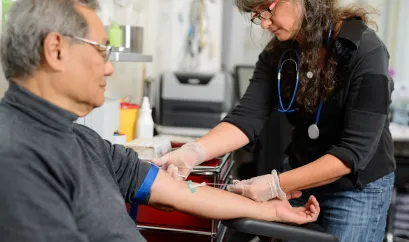 Mann beim Blut abnehmen