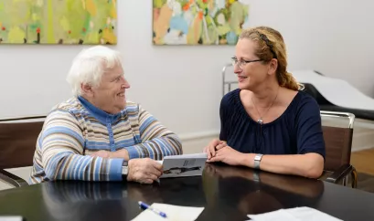 Ältere Patientin/Frau bei Arzt/Diabetesberater