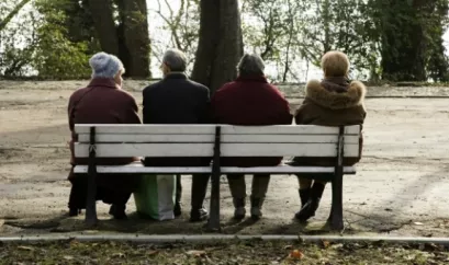 Alte Menschen auf Bank