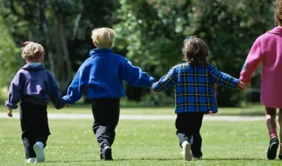 Vier Kinder auf Wiese