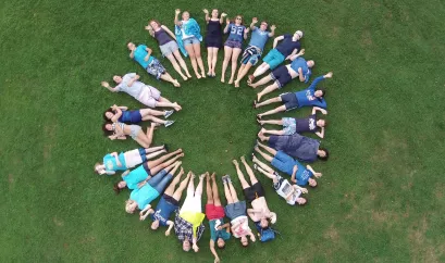 Bild Kinder bilden Kreis im Gras