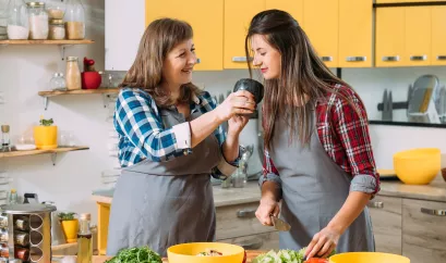 Zwei Frauen gemeinsam in der Küche