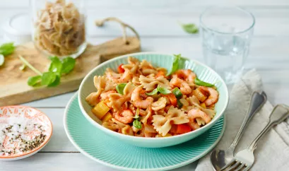 Pasta und Garnelen in Paprika-Tomatensugo