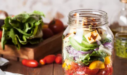 Salat im Glas mit Halloumi