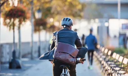 Mann fährt mit dem Fahrrad zur Arbeit